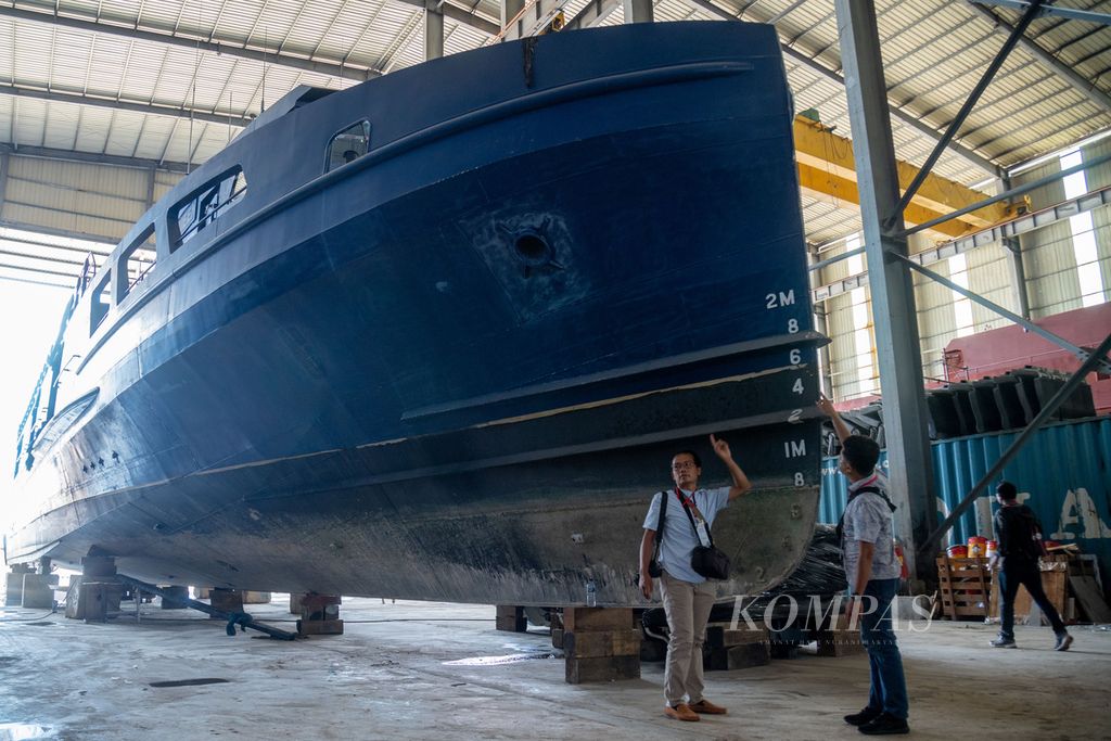 Kapal jumbo bernama Big Queen yang berukuran panjang 38 meter dijadikan barang bukti kasus penyelundupan rokok dan pencucian uang di Batam, Kepulauan Riau, Jumat (23/9/2022).
