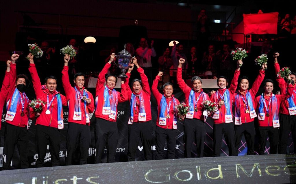 Para pemain Indonesia merayakan kesuksesan menjadi juara Piala Thomas setelah mengalahkan China pada laga final kejuaraan dunia bulu tangkis beregu putra Piala Thomas 2020 di Aarhus, Denmark, 17 Oktober 2021. 