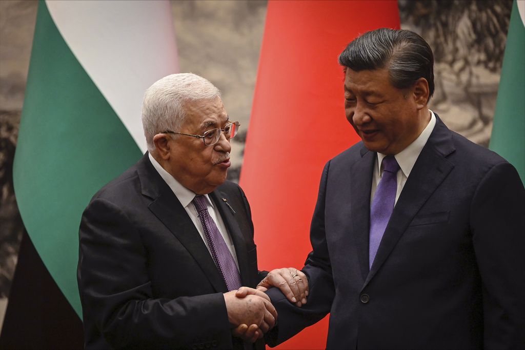 Presiden Palestina Mahmoud Abbas dan Presiden China Xi Jinping (kanan) berbicara seusai upacara penandatanganan di gedung Balai Agung Rakyat di Beijing, China, Rabu (14/6/2023). 