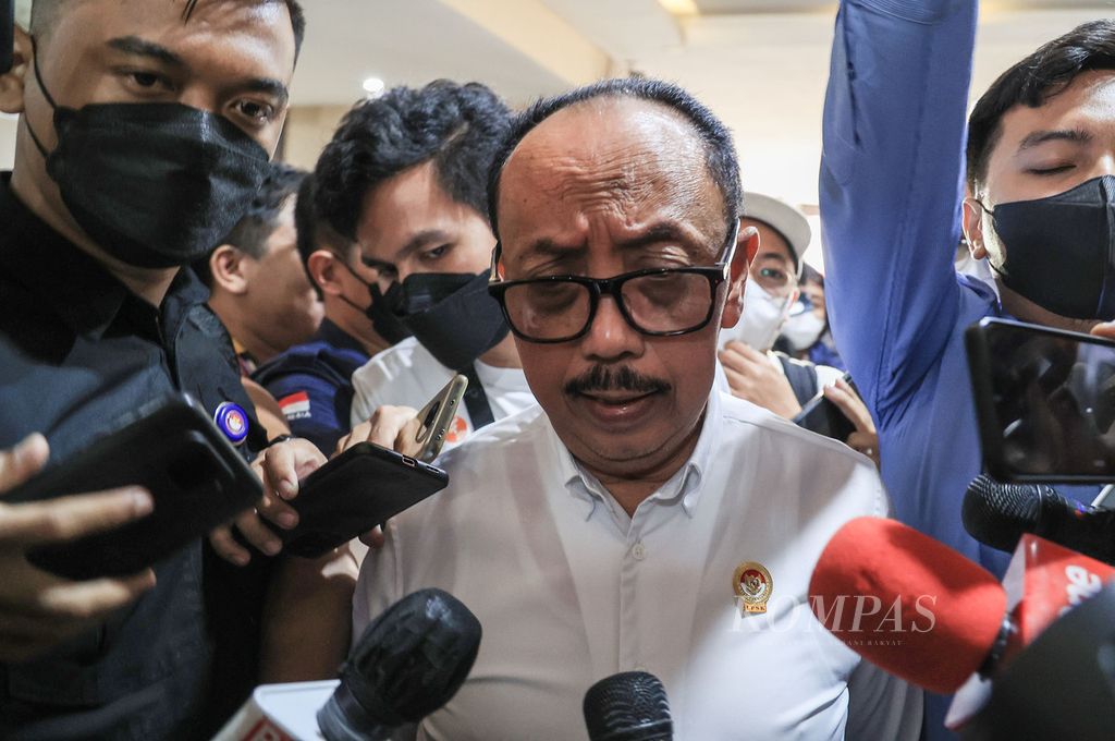 Deputy Chairperson of the Witness and Victim Protection Agency (LPSK) Achmadi (white shirt) leaves the Police Criminal Investigation Unit building, Jakarta, Tuesday (9/8/2022).