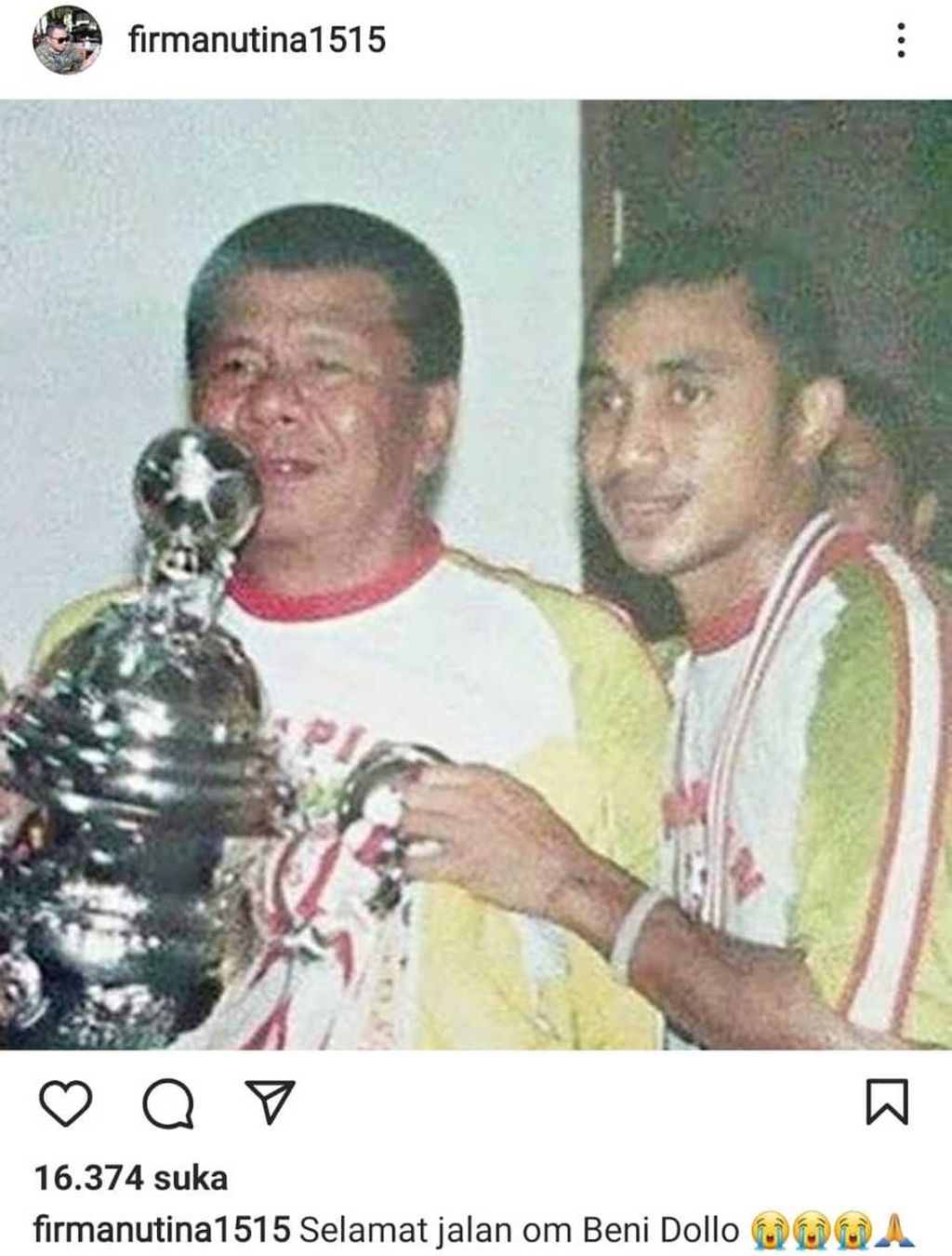 Foto tangkapan layar dari akun Instagram Firman Utina. Mantan pemain Arema Malang Firman utina (kanan) bersama mantan pelatih Arema Benny Dolo saat mereka menjuarai Copa Dji Sam Soe 2006. Benny Dolo meninggal pada Kamis (1/2/2023) di Tangerang Selatan.