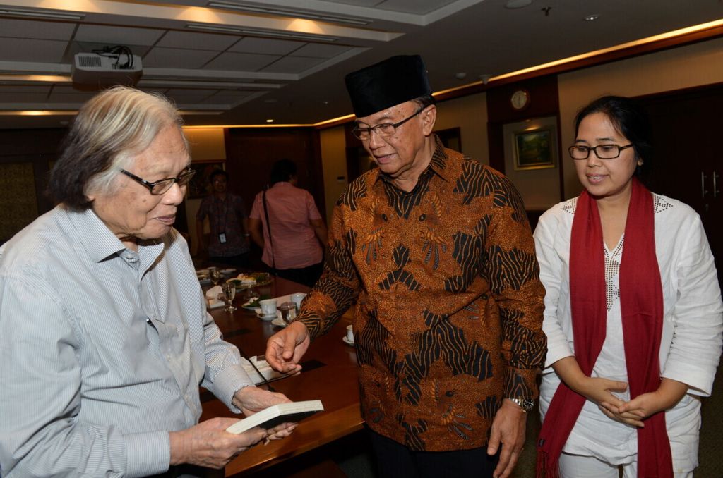 Ketua MPR Sidarto Danusubroto (kanan) dan Pemimpin Umum Harian <i>Kompas</i> Jakob Oetama sesaat setelah berbincang dan diskusi masalah kebangsaan di kantor harian <i>Kompas</i>, Jakarta, Jumat (3/1/2014). 