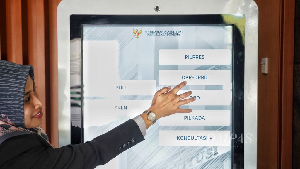 Petugas membantu pelapor menentukan jenis laporan setelah pendaftaran saat digelar Simulasi Pendaftaran Pengajuan Perselisihan Hasil Pemilu (PHPU) di Mahkamah Konstitusi, Jakarta, Rabu (6/3/2024). 