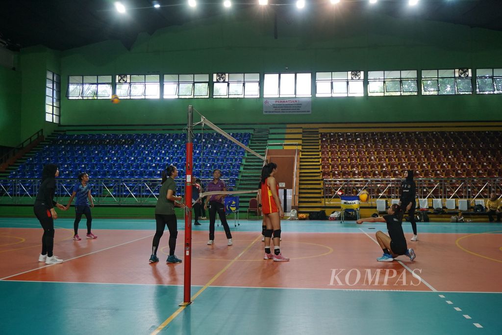 The women's national volleyball team (also known as the All Star Indonesia team) had their first training session at GOR Bulungan, South Jakarta, on Friday (19/4/2024). The training was conducted ahead of an exhibition match against a South Korean club previously represented by Megawati Hangestri, Daejeon Jung Kwan Jang Red Sparks.