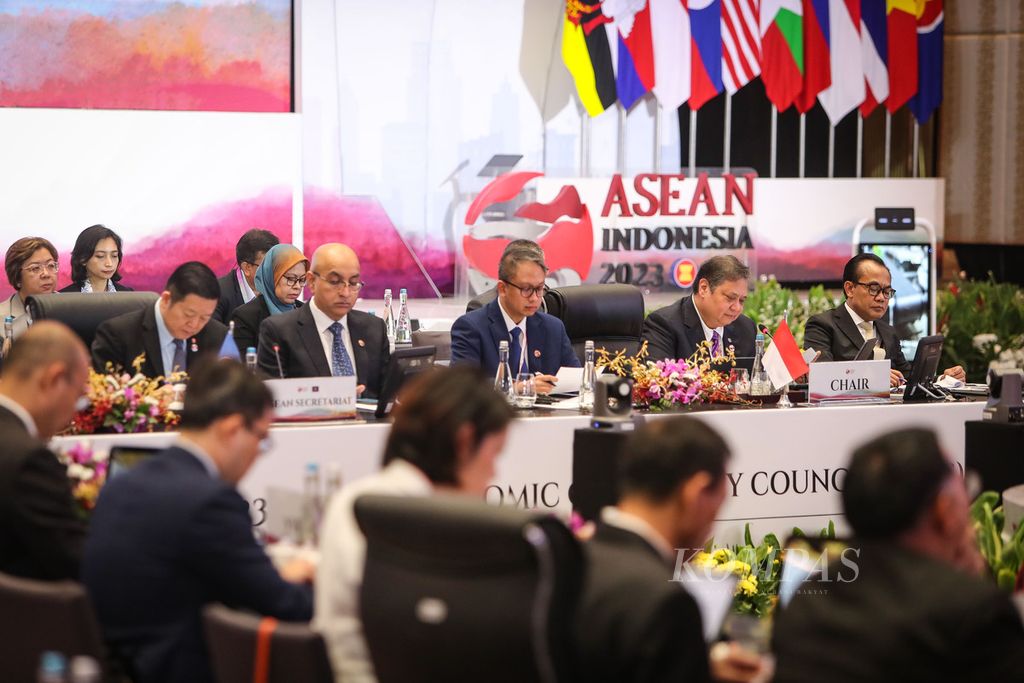Menteri Koordinator Bidang Perekonomian RI Airlangga Hartarto (kedua dari kanan) memimpin The 23rd ASEAN Economic Community Council (AECC) Meeting di Jakarta, Minggu (3/9/2023). 