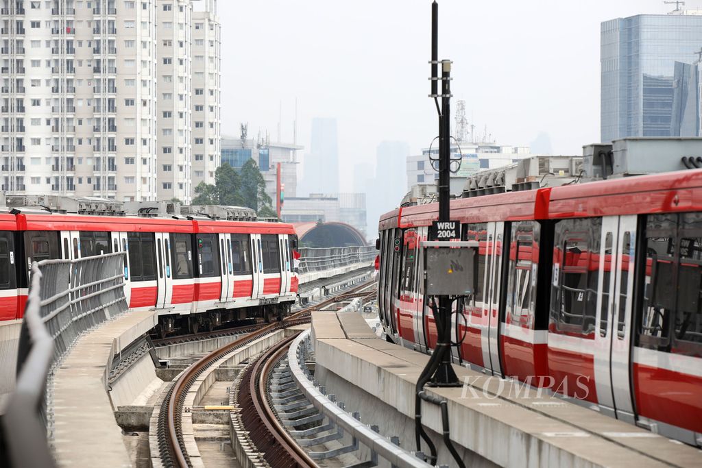Moda transportasi kereta api ringan lintas rel terpadu (LRT) di Stasiun Cawang, Jakarta, Senin (28/8/2023). Presiden Joko Widodo telah meresmikan pengoperasian secara komersial LRT Jabodebek. 