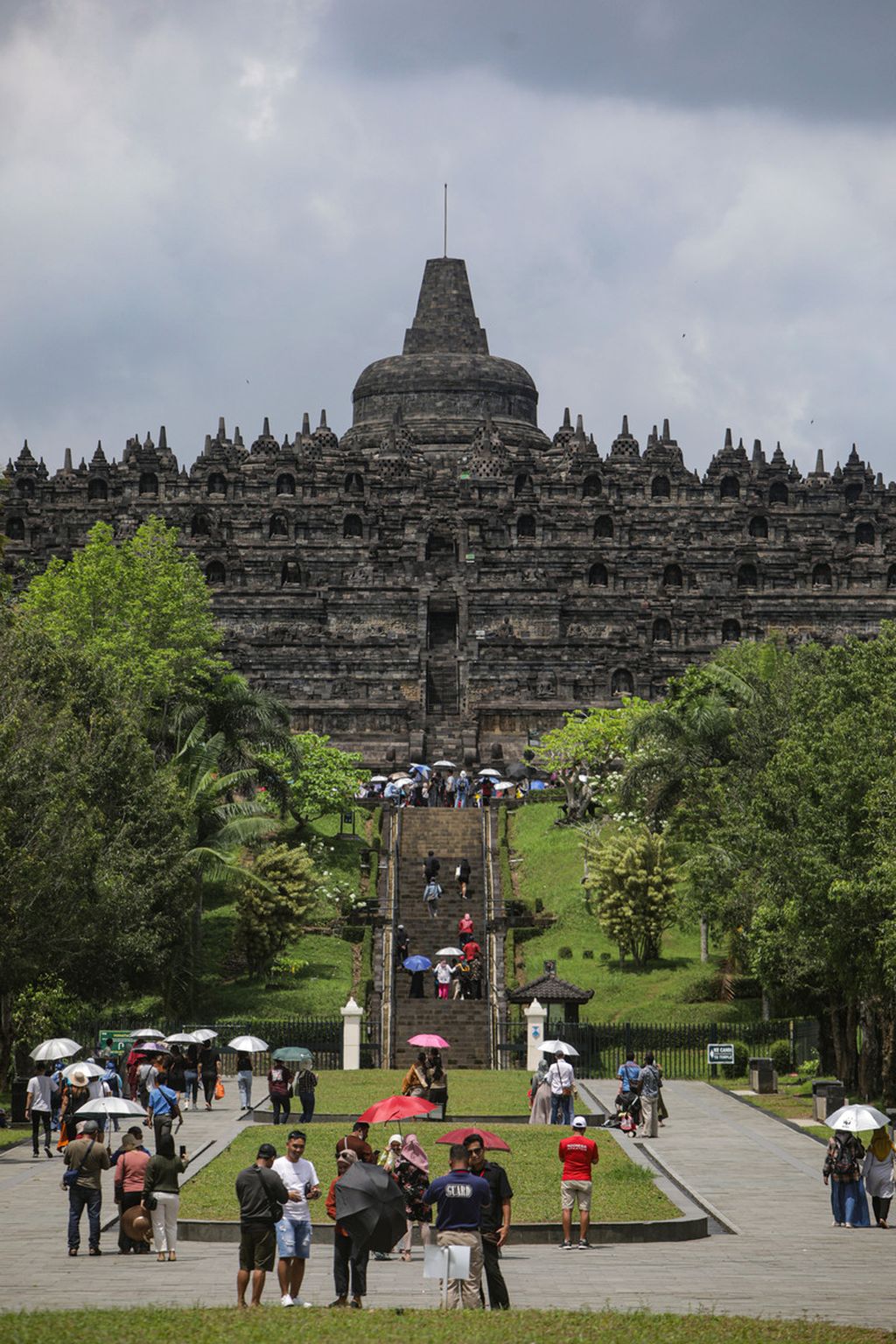 Wisatawan berkunjung dan melihat kemegahan Candi Borobudur di Magelang, Jawa Tengah, 12 November 2022. 