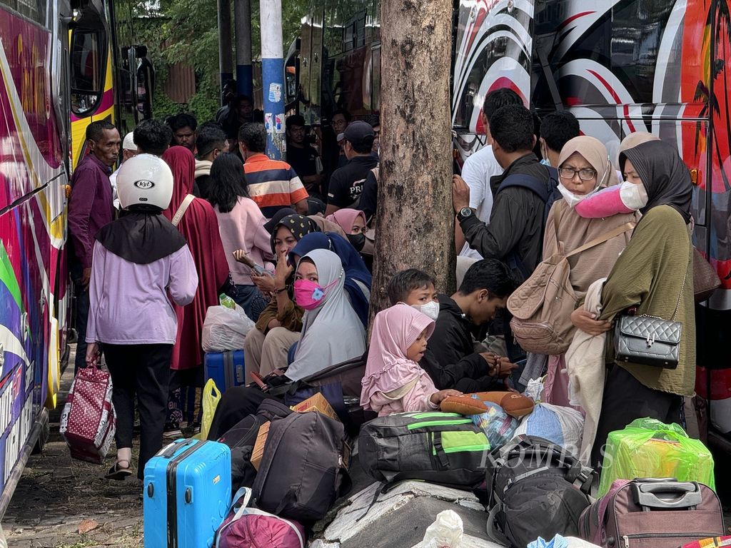 Para pemudik menunggu keberangkatan bus di Terminal Kelas A Mandalika, Kota Mataram, Nusa Tenggara Barat, Jumat (5/4/2024).