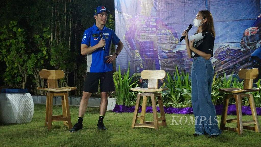 Pebalap Tim Suzuki Ecstar dan juara dunia MotoGP 2020, Joan Mir (kiri), menanggapi berbagai pertanyaan saat jumpa pers di Kuta Mandalika, Lombok, Nusa Tenggara Barat, Jumat (18/3/2022) malam. 