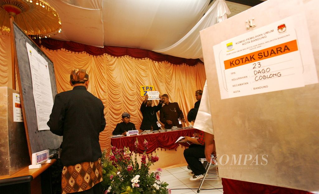 TPS 23 yang menggunakan Balai RW 005 Kelurahan Dago, Kecamatan Coblong, Kota Bandung, Jawa Barat, diset ala dekorasi pesta pernikahan saat pelaksanaan Pemilihan Wali Kota Bandung, Minggu (10/8/2008). 