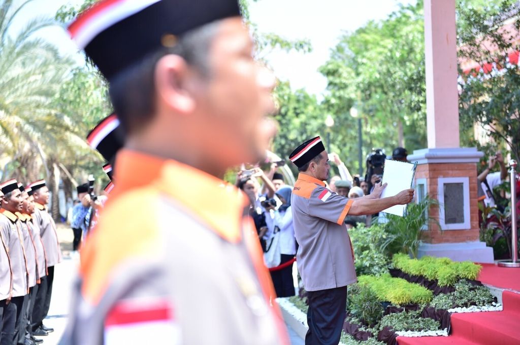 Eks narapidana terorisme menyatakan ikrar kesetiaan kepada NKRI dipimpin Yusuf Anis, pada peringatan kemerdekaan ke-73 RI di Alun-alun Lamongan, Jumat (17/8/2018). 