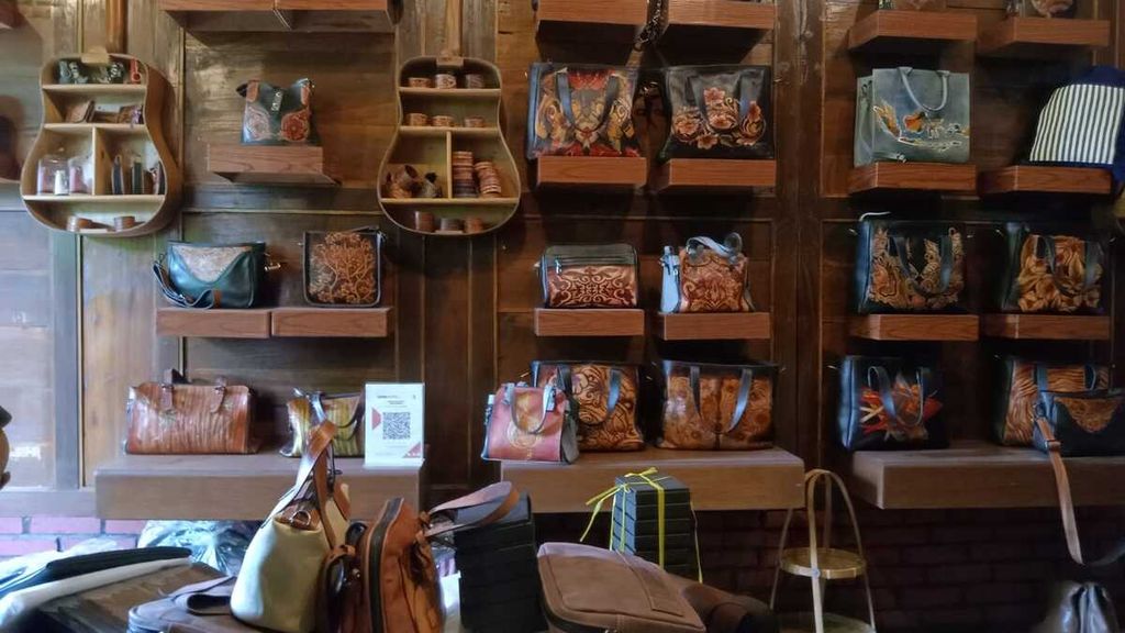 Perajin Kulit Tanggulangin Bersiasat Hadapi Gempuran Produk Impor -  Kompas.id