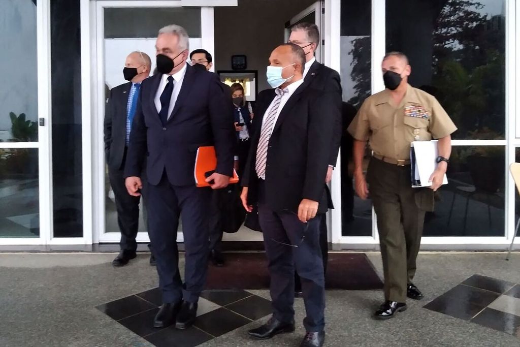 Koordinator Indo-Pasifik pada Dewan Keamanan Nasional  Amerika Serikat Kurt Campbell (kiri depan) berjalan meninggalkan tempat pertemuan seusai menggelar pembicaraan dengan pemimpin oposisi Kepulauan Solomon, Mathew Wale (tengah) di Honiara pada Jumat (22/4/2022).