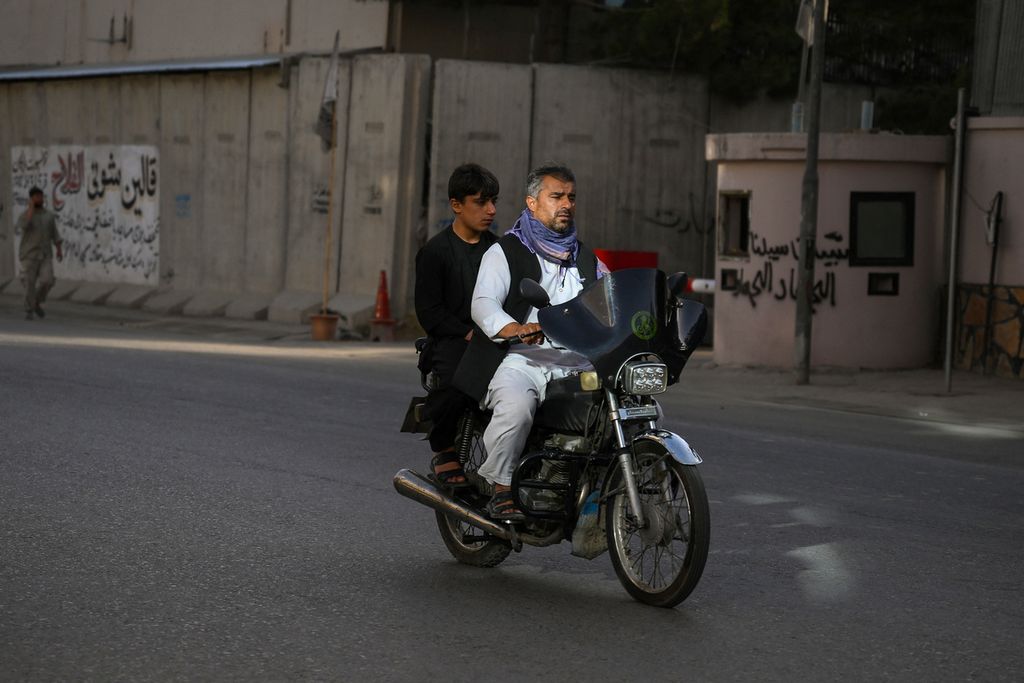 Dua pria mengendarai sepeda motor di jalanan di Sherpur, area Kabul, Afghanistan, 2 Agustus 2022. Presiden AS Joe Biden mengumumkan pemimpin Al Qaeda, Ayman al-Zawahiri, tewas dalam serangan pesawat nirawak di Kabul. 