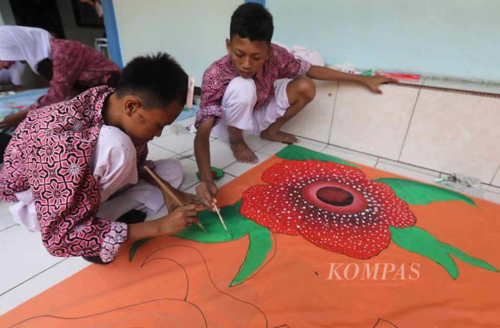 Siswa kelas 8 SMPN 117 Pondok Bambu, Jakarta Timur, belajar membuat motif batik di halaman sekolah, Selasa (5/9/2023). Kegiatan belajar membatik tersebut dilakukan sebagai bagian dari proyek siswa yang mengangkat tema ”Bangunlah Jiwa dan Raganya” dengan membentuk generasi muda yang tangguh dan berbudaya. Proyek siswa ini sebagai implementasi dari Kurikulum Merdeka Belajar. 