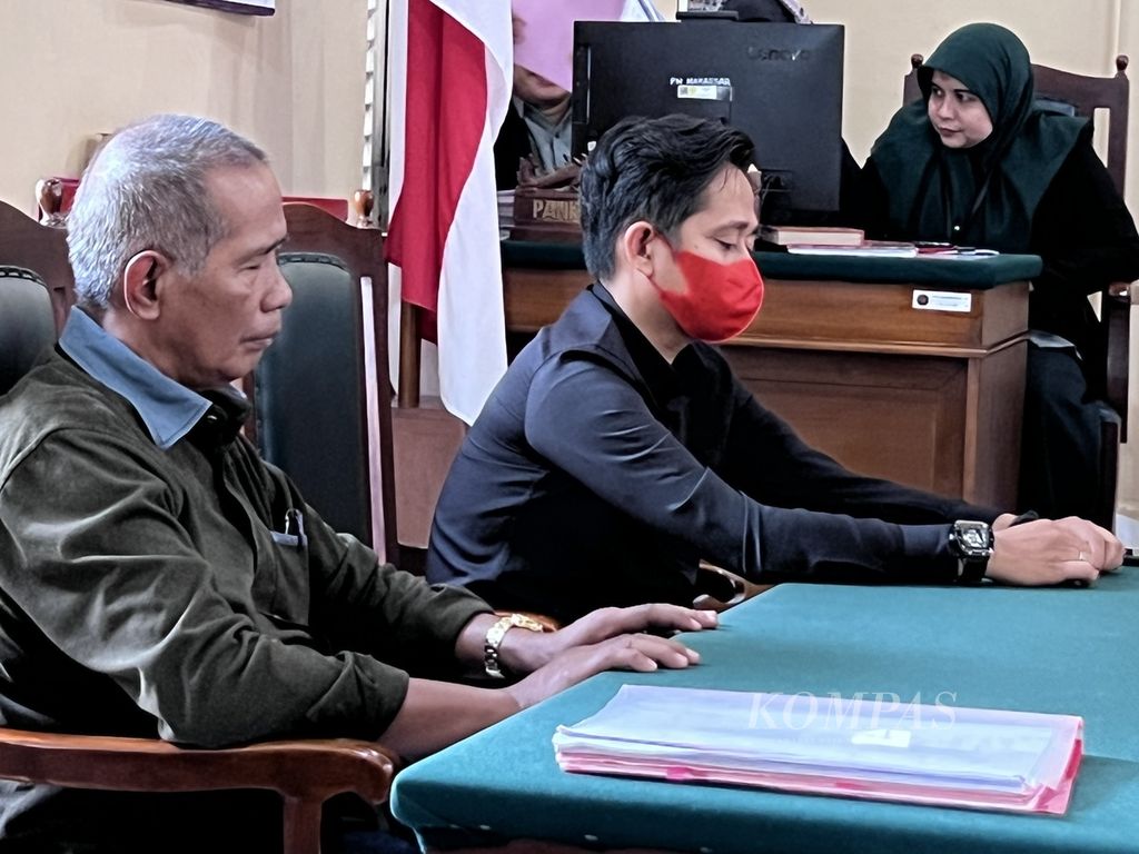 Pengacara dan penggugat enam media mengikuti sidang putusan di Pengadilan Negeri Makassar, Makassar, Sulawesi Selatan, Rabu (14/9/2022). Dalam sidang ini, majelis hakim memutuskan menolak gugatan Rp 100 triliun kepada enam media.
