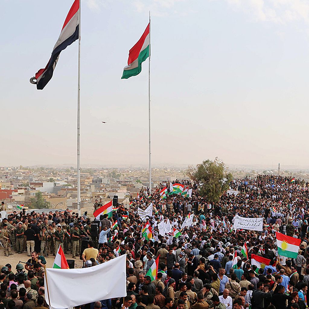 Warga Irak  mengibarkan bendera Kurdistan saat berkumpul, Selasa (19/9), untuk memberikan dukungan bagi referendum yang dijadwalkan pada 25 September. Mereka juga menentang langkah parlemen yang mencopot gubernur Kirkuk, bulan lalu.