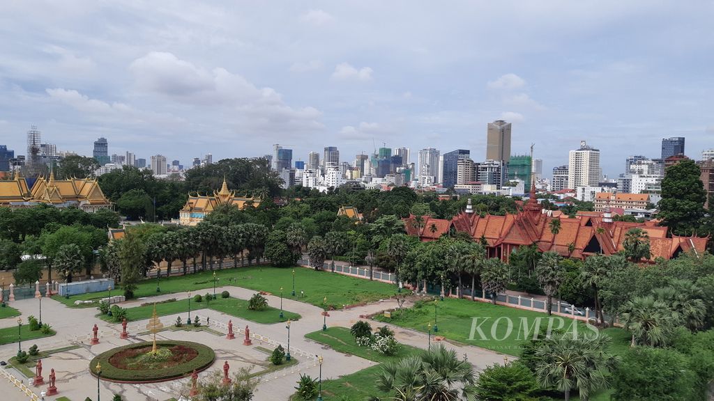 Alun-alun Kota Phnom Penh, Kamboja, dilihat dari atap Hotel Frangipani pada hari Selasa (2/8/2022). Kompleks beratap keemasan adalah istana kerajaan. Di sebelah kanan, bangunan berwarna merah adalah Museum Nasional.