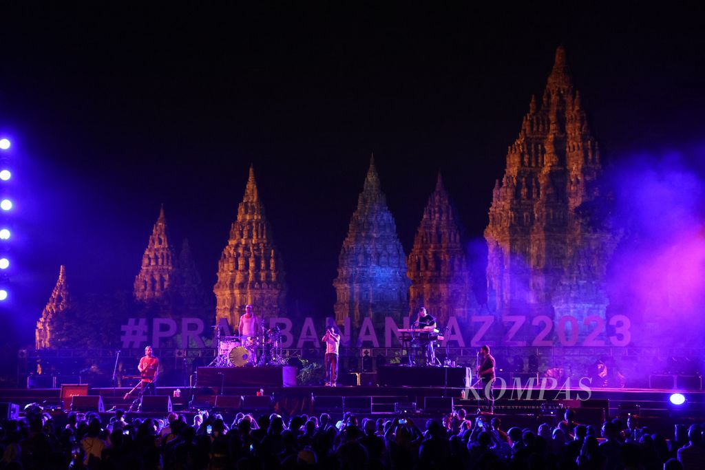 Grup Lukas Graham dari Denmark tampil dalam konser Prambanan Jazz Festival di kompleks Candi Prambanan, Sleman, DI Yogyakarta, Jumat (14/7/2023). Ajang konser musik tahunan itu pada tahun ini digelar selama enam hari dalam dua pekan berbeda dan dihadiri ribuan penonton.