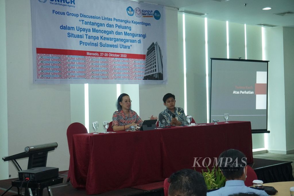 Dosen Fakultas Hukum Universitas Sam Ratulangi, Natalia Lengkong (kiri), memaparkan keadaan orang tanpa dokumen di Sulawesi Utara dalam sebuah diskusi, Kamis (27/10/2022), di Manado.