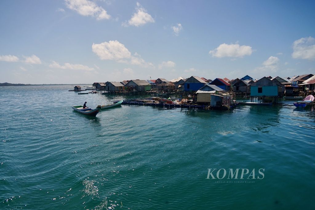 Seorang nelayan mengemudikan perahu bermesin kembali ke kediaman di Bajo Sampela, Kaledupa, Wakatobi, Sulawesi Tenggara, Selasa(29/8/2023). Mencari ikan biasa dilakukan nelayan selama berhari-hari.