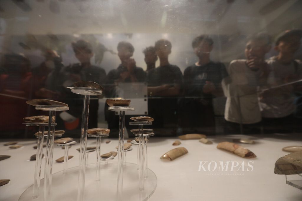 Rombongan pengunjung remaja mengamati koleksi artefak di Museum Sejarah Jakarta di kawasan Kota Tua, Jakarta, Selasa (20/12/2022). 