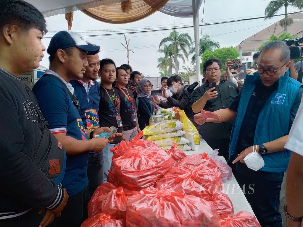 Menteri Perdagangan Zulkifli Hasan saat memberikan sambutan pada kegiatan operasi pasar di Bandar Lampung, Rabu (28/12/2022).