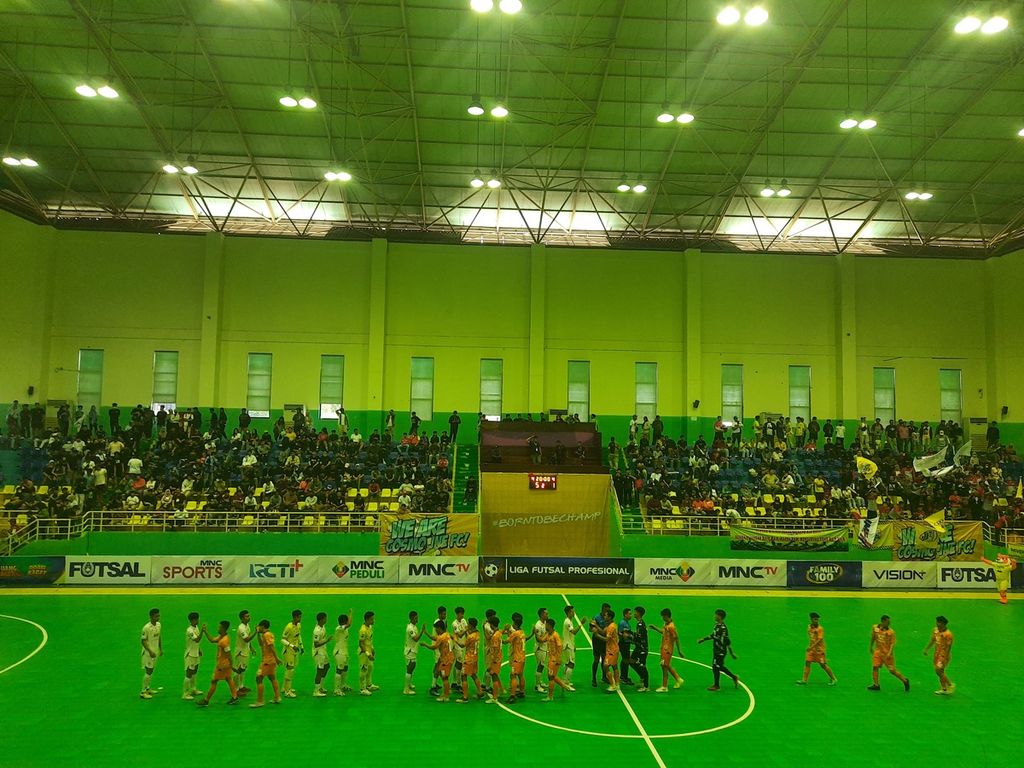 Para pemain Sadakata FC bersalaman dengan pemain Cosmo JNE FC seusai berlaga dalam seri pertama Liga Futsal Profesional Indonesia 2023 di GOR POPKI, Cibubur, Jakarta, Sabtu (7/1/2023). Cosmo JNE FC menang 5-1 atas Sadakata FC dengan sejumlah serangan agresifnya.