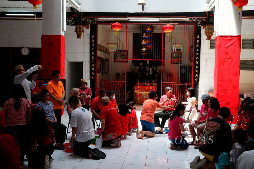 Chinese families carry out the foot washing tradition to welcome Chinese New Year at the Rasa Dharma Building, Chinatown, Semarang City, Central Java, Saturday (21/1/2023). The tradition of foot washing is still carried out by some Chinese citizens as a sign of devotion for their parents to welcome Chinese New Year.