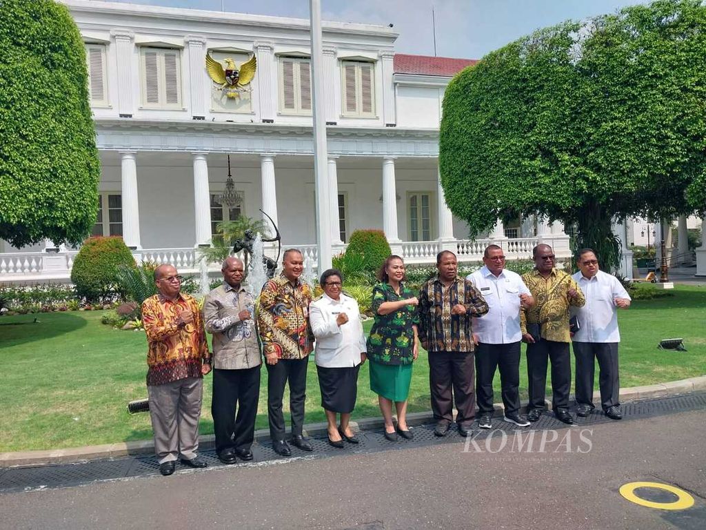 Jajaran Badan Pengarah Percepatan Pembangunan Otonomi Khusus Papua, termasuk para anggotanya dari perwakilan enam provinsi di Papua, berfoto bersama di Kompleks Istana Kepresidenan, Jakarta, Rabu (31/5/2023).