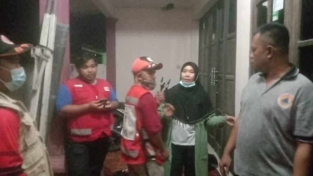 Petugas BPBD Kabupaten Kotawaringin Timur bersama petugas lainnya mendatangi keluarga korban tenggelam di lubang bekas galian pasir, Sabtu (9/4/2022).