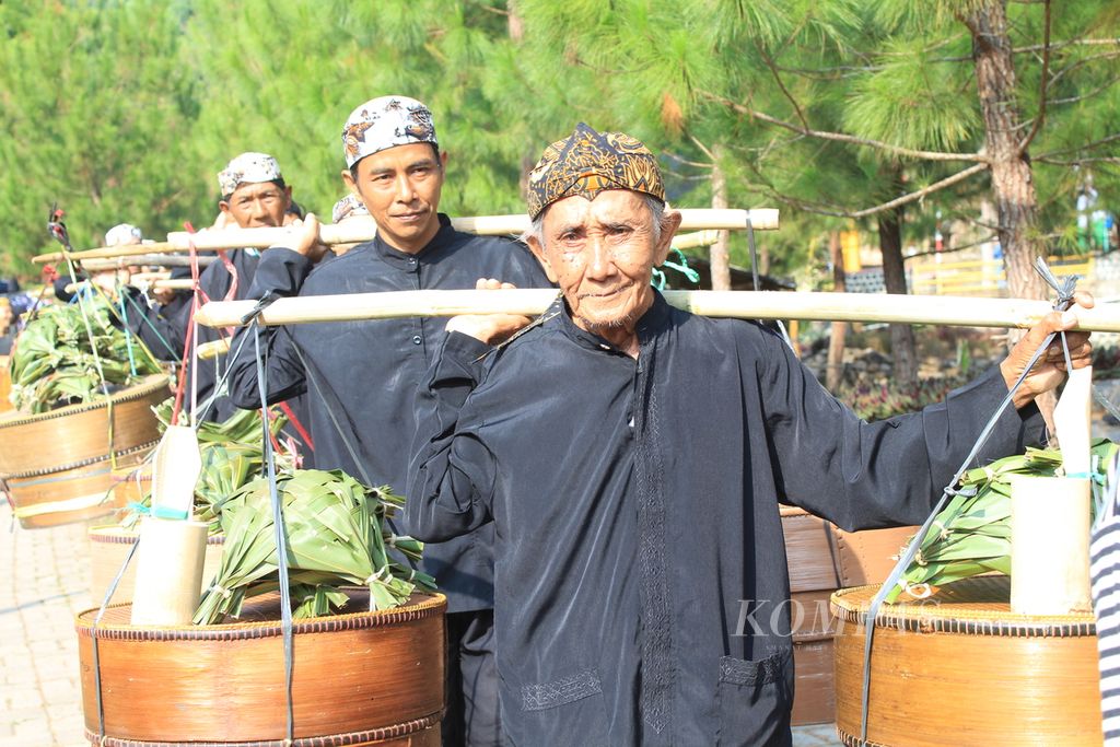 Suasana arak-arakan warga yang membawa berbagai hasil bumi dalam acara Sedekah Bumi di Desa Cibuntu, Kecamatan Pasawahan, Kabupaten Kuningan, Jawa Barat. Selain melestarikan tradisi, kegiatan itu juga untuk menarik kunjungan wisatawan. Sejak 2012, Cibuntu yang daerahnya bekas galian C mulai menjelma menjadi desa wisata.