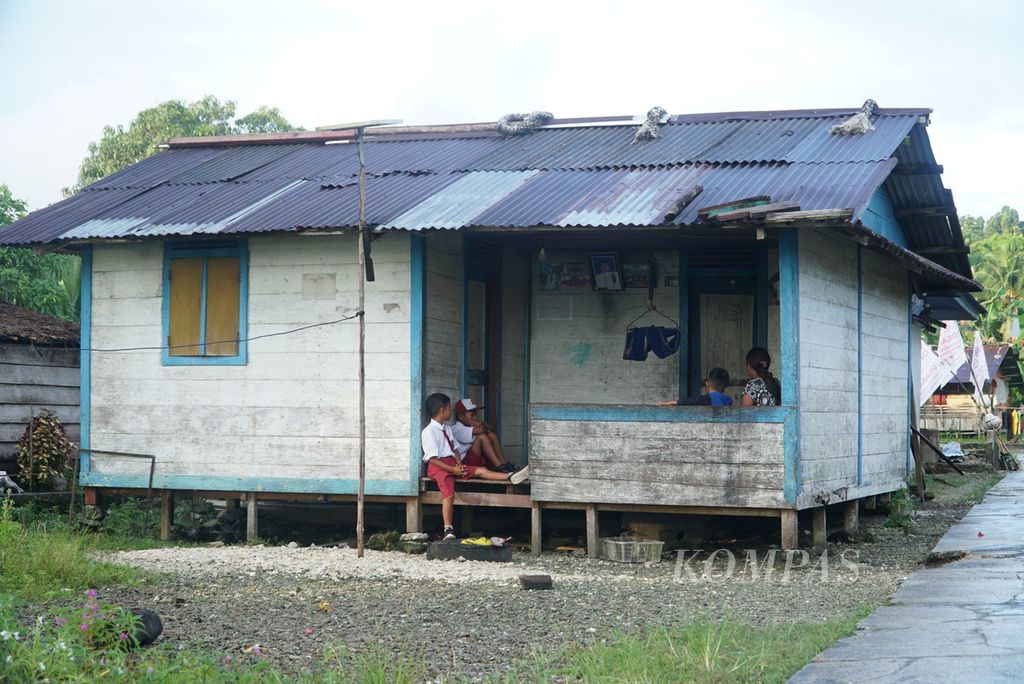 Siswa SD menunggu di rumah kawannya di Dusun Sinaka untuk berangkat menjemput rapor ke SD 06 Sinaka di dusun tetangga, Dusun Koritbuah, Desa Sinaka, Kecamatan Pagai Selatan, Kepulauan Mentawai, Sumatera Barat, Sabtu (17/6/2023). Anak-anak Dusun Sinaka mesti mendayung sampan sekitar 1 jam melewati selat menuju sekolah di Dusun Koritbuah.