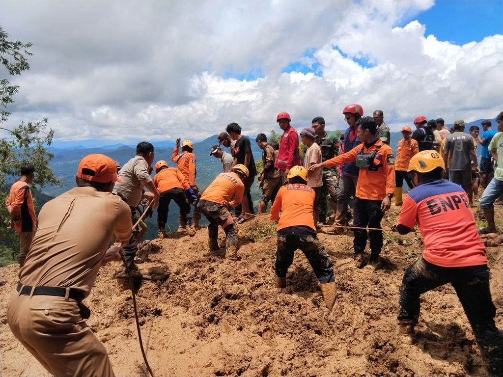 Petugas SAR gabungan mencari korban yang tertimbun longsor di Kecamatan Bastem Utara, Kabupaten Luwu, Sulawesi Selatan, Senin (26/2/2024). Empat orang tewas dan sejumlah korban lainnya masih dicari. 
