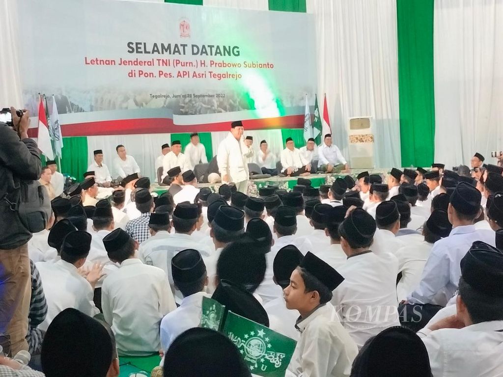 Ketua Umum Partai Gerindra Prabowo Subianto bercerita tentang perjalanan hidupnya kepada santri-santri di Pondok Pesantren API Asri, Kecamatan Tegalrejo, Kabupaten Magelang, Jawa Tengah, Jumat (23/9/2022).