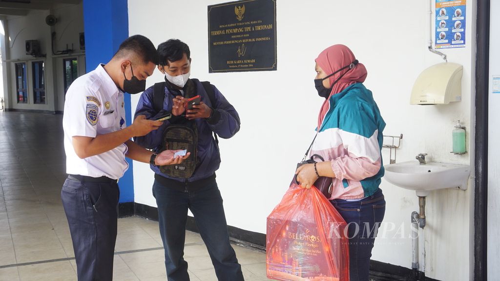 Penumpang yang baru dicek kelengkapan surat kesehatannya di Terminal Tirtonadi, Kota Surakarta, Jawa Tengah, Selasa (26/4/2022). 