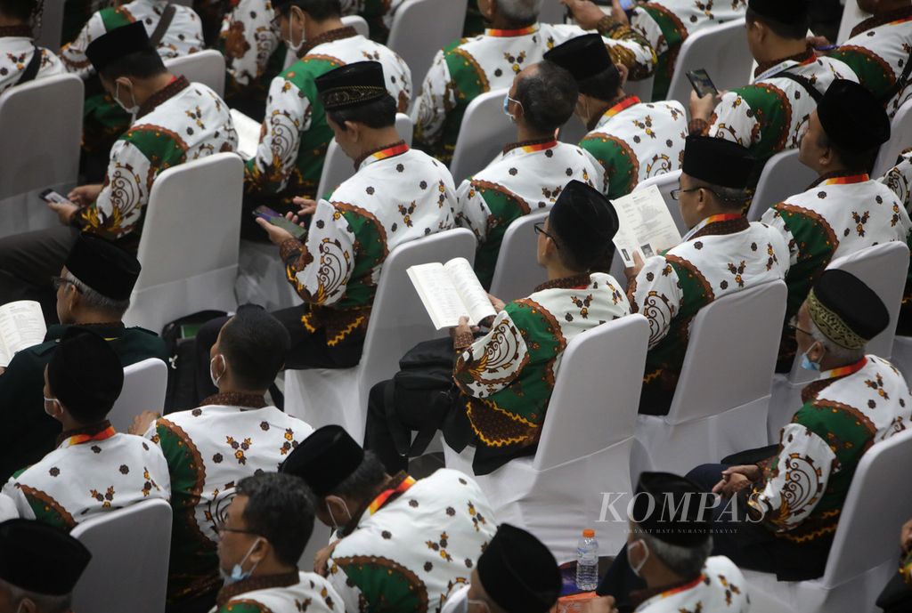Muktamirin atau peserta Muktamar ke-48 Muhammadiyah mengamati nama-nama calon anggota tetap Pimpinan Pusat Muhammadiyah di Edutorium Universitas Muhammadiyah Surakarta (UMS), Jawa Tengah, Sabtu (19/11/2022) malam. 