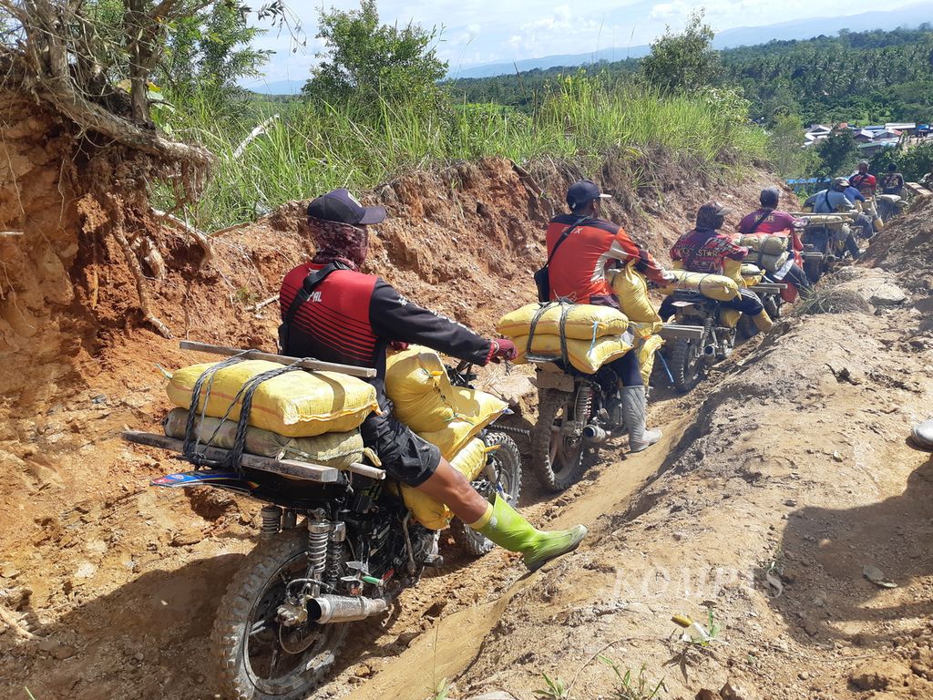 Proses pengangkutan material tambang emas liar di Gunung Botak, Pulau Buru, Maluku, pada Selasa (20/6/2023). MIND.ID selaku perusahaan induk BUMN pertambangan sedang mencari solusi pengelolaan tambang itu.