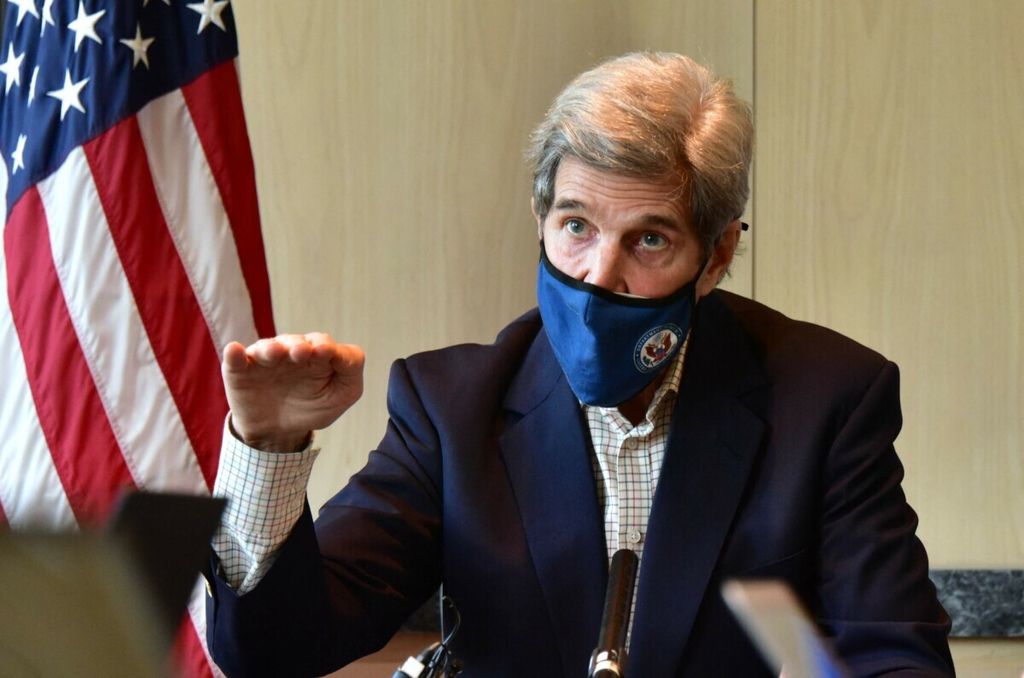 Foto yang diambil per 18 April 2021 dan dirilis oleh Kedutaan Besar Amerika Serikat di Seoul ini menunjukkan Utusan Khusus Kepresidenan AS untuk Iklim John Kerry bericara pada konferensi pers di Seoul, Korea Selatan. (Photo by Handout / US embassy in Seoul / AFP) 