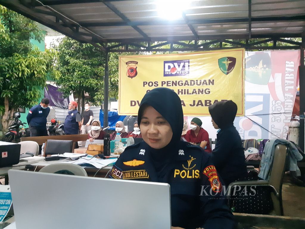 Aiptu Linda Lestari, petugas Badan Urusan Kedokteran Forensik Subbiddokpol Biddokkes Kepolisian Daerah Jawa Barat, mendata korban gempa di RSUD Sayang, Kabupaten Cianjur, Jabar, Senin (28/11/2022).