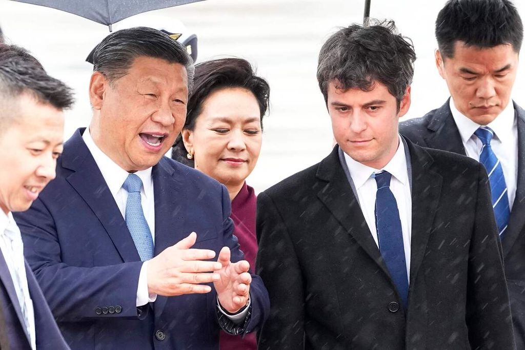 Perdana Menteri Perancis Gabriel Attal (kedua dari kanan) menyambut Presiden China Xi Jinping dan istrinya, Peng Liyuan (tengah), di Bandar Udara Orly di selatan Paris, Minggu (5/5/2024). 