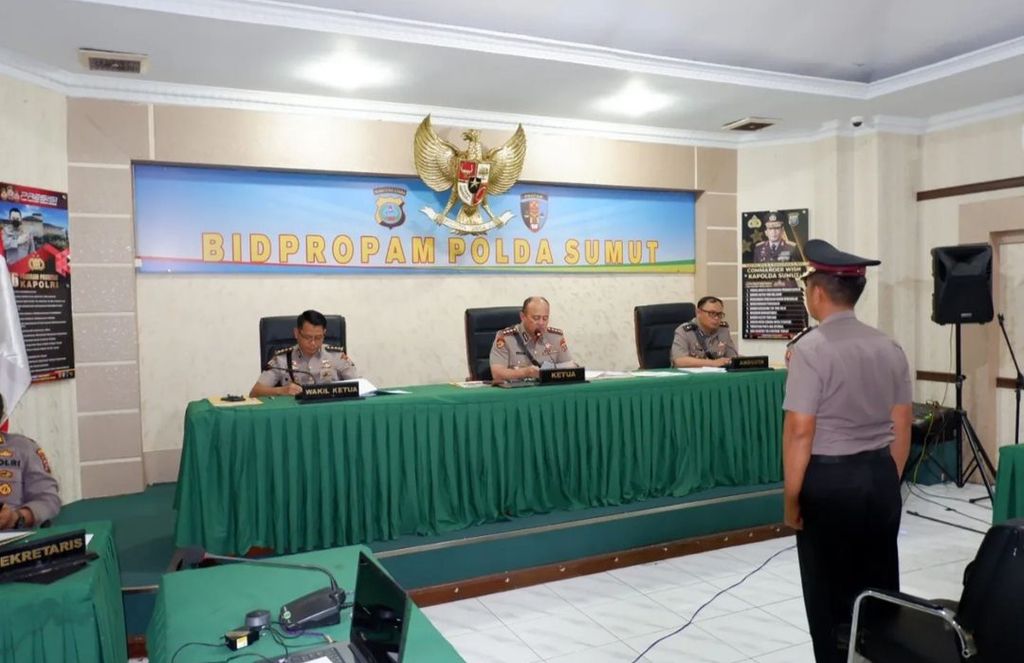 Ajun Komisaris Besar Achiruddin Hasibuan (kanan) mendapat sanksi pemberhentian tidak dengan hormat dalam Sidang Kode Etik Polri di Kepolisian Daerah Sumatera Utara, Medan, Selasa (3/5/2023).