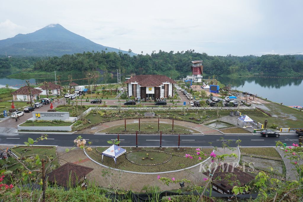 Gedung unit pengelola Bendungan Kuwil Kawangkoan berdiri dikelilingi air yang terbendung di Kecamatan Kalawat, Minahasa Utara, Sulawesi Utara, Rabu (18/1/2023). Pembangunan bendungan itu memakan waktu enam tahun dengan biaya Rp 1,9 triliun.
