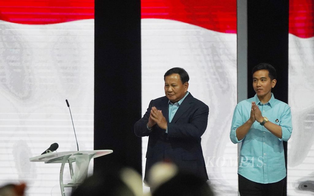 Pasangan calon presiden dan calon wakil presiden Prabowo Subianto dan Gibran Rakabuming Raka saat tiba dalam Debat Keempat Calon Presiden dan Calon Wakil Presiden Pemilu 2024 di Jakarta Convention Center, Jakarta, Minggu (21/1/2024). 