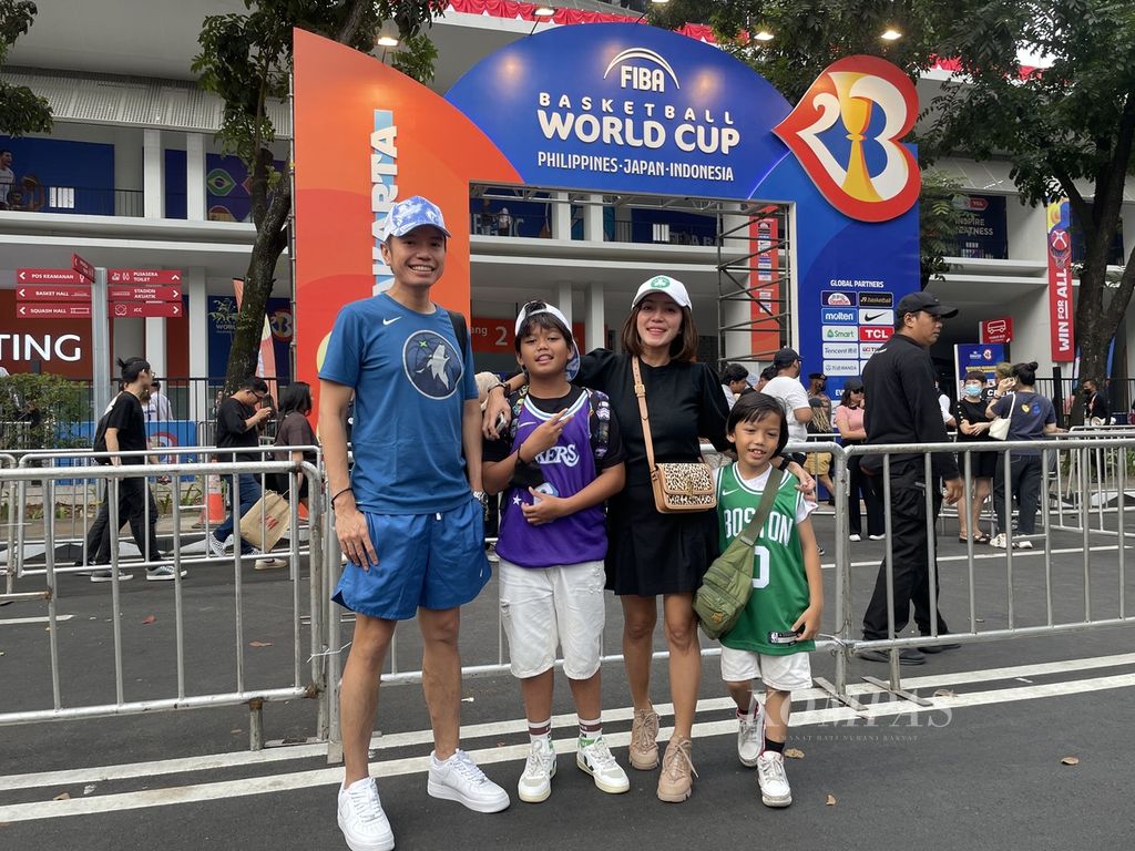 Dhana Ruswan (42) dan Terta (42 )membawa kedua anaknya untuk menonton laga Grup H Piala Dunia FIBA 2023 antara Lebanon dan Kanada di Stadion Indonesia Arena, Minggu (27/8/2023).