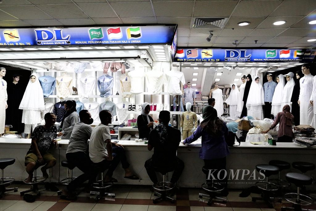 Pedagang pakaian di Pasar Tanah Abang, Jakarta, melayani warga yang hendak berbelanja, Jumat (13/5/2022). Badan Pusat Statistik mencatat, pertumbuhan ekonomi Indonesia pada triwulan I-2022 mencapai 5,01 persen secara tahunan. Konsumsi rumah tangga tumbuh 4,43 persen dan kontribusinya terhadap produk domestik bruto 53,56 persen.