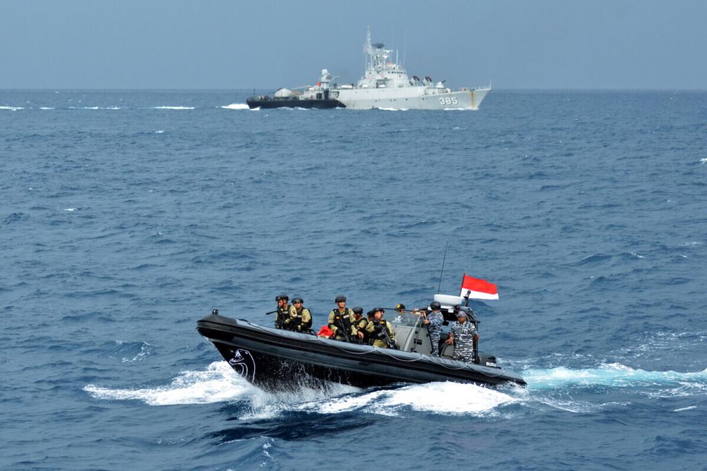 Patroli kapal TNI di perairan Natuna, 23 Juni 2016. 