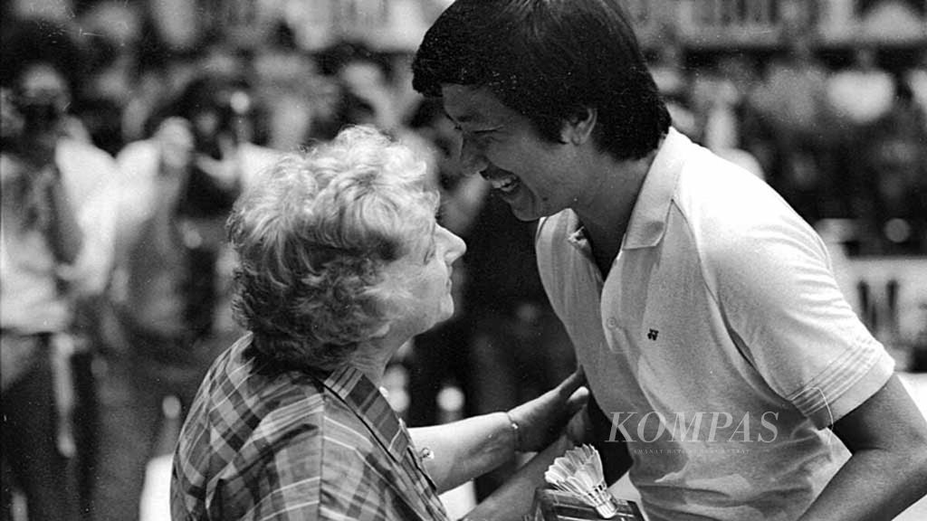 Rudy Hartono greeted Ny Betty Scheele, a veteran badminton figure from England and also the wife of the late Herbert Scheele, during the Thomas Cup tournament in Jakarta on Wednesday (April 30th, 1986).