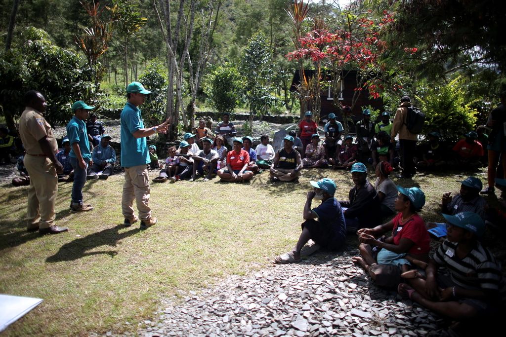 Residents of the Mulia District, Puncak Jaya Regency, Papua, learn about the post-harvest process of coffee.