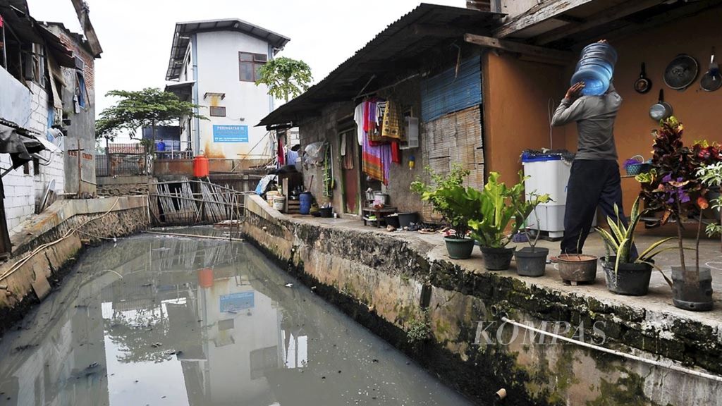 Sungai kecil dengan lebar 4-5 meter yang berada di belakang rumah pompa Kembangan Utara, Jakarta Barat, dahulu merupakan aliran dari Kali Angke. 